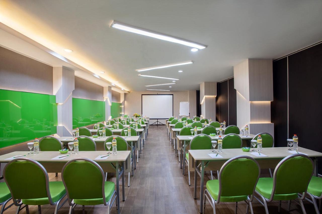 Maxonehotels.Com At Tidar Surabaya Exteriör bild